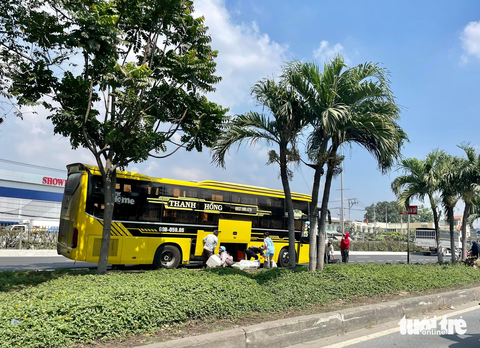 Bến xe TP.HCM không đông, ‘bến cóc xe dù’ lại nhộn nhịp - Ảnh 8. Bến xe TP.HCM không đông, ‘bến cóc xe dù’ lại nhộn nhịp - Ảnh 8.