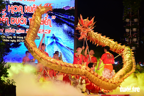 Khai mạc chợ hoa xuân Trên bến dưới thuyền 2023 - Ảnh 1. Khai mạc chợ hoa xuân Trên bến dưới thuyền 2023 - Ảnh 1.