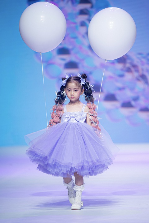 Thanh Hằng mãi tuổi 18, nhí nhảnh diện váy cô dâu - Ảnh 5. Thanh Hằng mãi tuổi 18, nhí nhảnh diện váy cô dâu - Ảnh 5.