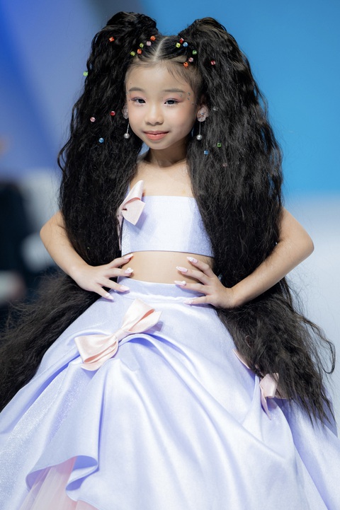 Thanh Hằng mãi tuổi 18, nhí nhảnh diện váy cô dâu - Ảnh 7. Thanh Hằng mãi tuổi 18, nhí nhảnh diện váy cô dâu - Ảnh 7.