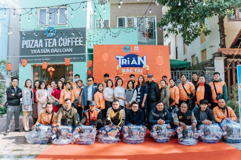 Hàng trăm giỏ quà trao tay đội ngũ tài xế trong dịp Tết Nguyên Đán - Ảnh 1. Hàng trăm giỏ quà trao tay đội ngũ tài xế trong dịp Tết Nguyên Đán - Ảnh 1.