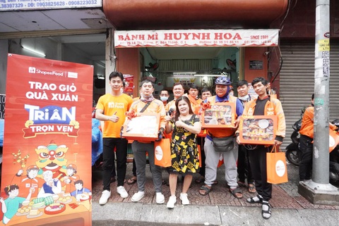Hàng trăm giỏ quà trao tay đội ngũ tài xế trong dịp Tết Nguyên Đán - Ảnh 2. Hàng trăm giỏ quà trao tay đội ngũ tài xế trong dịp Tết Nguyên Đán - Ảnh 2.