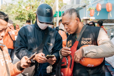 Hàng trăm giỏ quà trao tay đội ngũ tài xế trong dịp Tết Nguyên Đán - Ảnh 4. Hàng trăm giỏ quà trao tay đội ngũ tài xế trong dịp Tết Nguyên Đán - Ảnh 4.