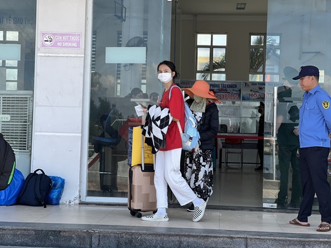 Thời tiết xấu, Quảng Ngãi đề nghị tàu cảnh sát biển đưa người dân về Lý Sơn đón Tết - Ảnh 2. Thời tiết xấu, Quảng Ngãi đề nghị tàu cảnh sát biển đưa người dân về Lý Sơn đón Tết - Ảnh 2.