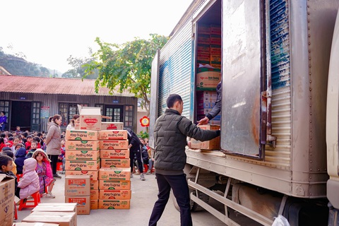 Hơn 1.800 áo ấm đến với các em nhỏ Trạm Tấu, Yên Bái - Ảnh 1. Hơn 1.800 áo ấm đến với các em nhỏ Trạm Tấu, Yên Bái - Ảnh 1.