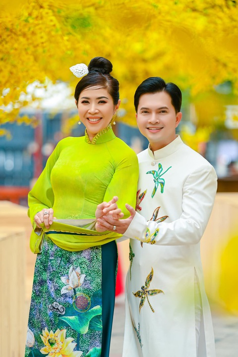 Người dân TP.HCM chuộng phom áo dài Tết cổ điển - Ảnh 5. Người dân TP.HCM chuộng phom áo dài Tết cổ điển - Ảnh 5.