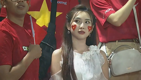 Danh tính cô gái giật spotlight trên khán đài CK AFF Cup 2022 - Ảnh 2. Danh tính cô gái giật spotlight trên khán đài CK AFF Cup 2022 - Ảnh 2.
