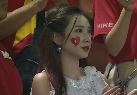 Danh tính cô gái giật spotlight trên khán đài CK AFF Cup 2022 - Ảnh 1. Danh tính cô gái giật spotlight trên khán đài CK AFF Cup 2022 - Ảnh 1.