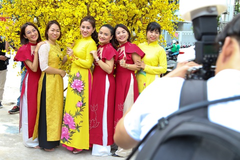 Người dân TP.HCM chuộng phom áo dài Tết cổ điển - Ảnh 4. Người dân TP.HCM chuộng phom áo dài Tết cổ điển - Ảnh 4.