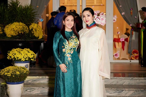 Ảnh vui sao Việt 17-1: Hai con nhà Hồ Ngọc Hà diện áo dài du xuân - Ảnh 9. Ảnh vui sao Việt 17-1: Hai con nhà Hồ Ngọc Hà diện áo dài du xuân - Ảnh 9.