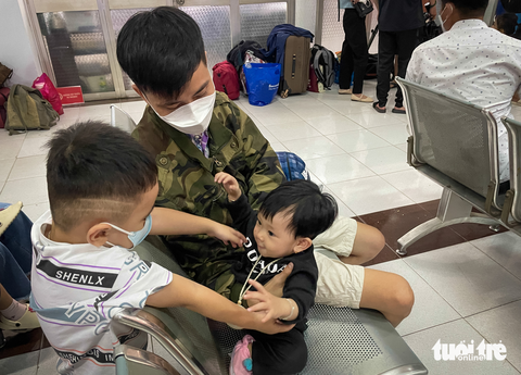 Chuyến tàu lửa đặc biệt chở gia đình công nhân về quê ăn Tết - Ảnh 6. Chuyến tàu lửa đặc biệt chở gia đình công nhân về quê ăn Tết - Ảnh 6.