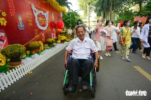 Dạo đường hoa xuân, sắm Tết miễn phí trong Bệnh viện Chợ Rẫy - Ảnh 2. Dạo đường hoa xuân, sắm Tết miễn phí trong Bệnh viện Chợ Rẫy - Ảnh 2.