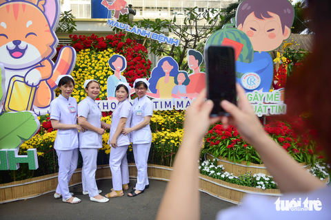 Dạo đường hoa xuân, sắm Tết miễn phí trong Bệnh viện Chợ Rẫy - Ảnh 4. Dạo đường hoa xuân, sắm Tết miễn phí trong Bệnh viện Chợ Rẫy - Ảnh 4.