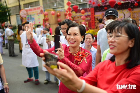 Dạo đường hoa xuân, sắm Tết miễn phí trong Bệnh viện Chợ Rẫy - Ảnh 7. Dạo đường hoa xuân, sắm Tết miễn phí trong Bệnh viện Chợ Rẫy - Ảnh 7.