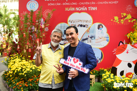 Dạo đường hoa xuân, sắm Tết miễn phí trong Bệnh viện Chợ Rẫy - Ảnh 8. Dạo đường hoa xuân, sắm Tết miễn phí trong Bệnh viện Chợ Rẫy - Ảnh 8.
