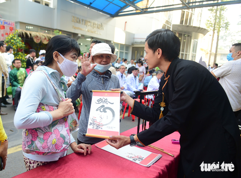 Dạo đường hoa xuân, sắm Tết miễn phí trong Bệnh viện Chợ Rẫy - Ảnh 9. Dạo đường hoa xuân, sắm Tết miễn phí trong Bệnh viện Chợ Rẫy - Ảnh 9.