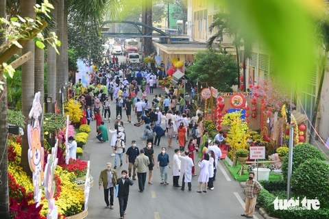 Dạo đường hoa xuân, sắm Tết miễn phí trong Bệnh viện Chợ Rẫy - Ảnh 10. Dạo đường hoa xuân, sắm Tết miễn phí trong Bệnh viện Chợ Rẫy - Ảnh 10.