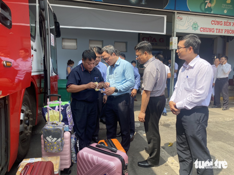 TP.HCM dùng thiết bị giám sát, phản ứng nhanh tại các bến xe - Ảnh 4. TP.HCM dùng thiết bị giám sát, phản ứng nhanh tại các bến xe - Ảnh 4.