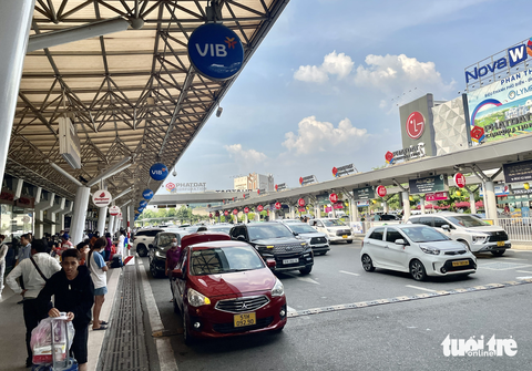Đến sân bay quá sớm để chờ ‘vạ vật’ làm gì?! - Ảnh 2. Đến sân bay quá sớm để chờ ‘vạ vật’ làm gì?! - Ảnh 2.