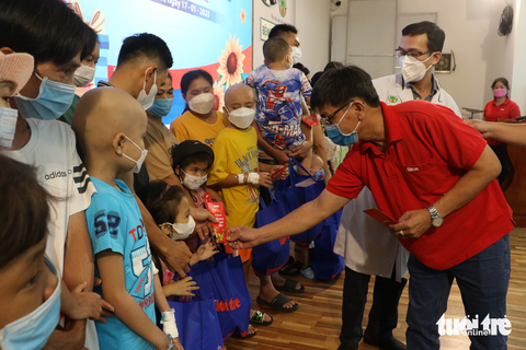 Ước mơ của Thúy mang Tết đến bệnh nhi ung thư - Ảnh 3. Ước mơ của Thúy mang Tết đến bệnh nhi ung thư - Ảnh 3.
