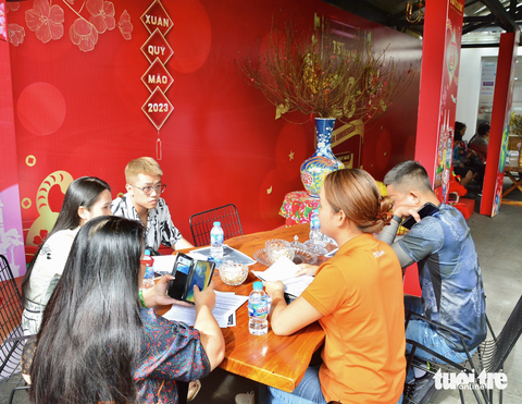 Sức mua yếu, khách sạn, tour Tết vẫn chờ khách - Ảnh 1. Sức mua yếu, khách sạn, tour Tết vẫn chờ khách - Ảnh 1.