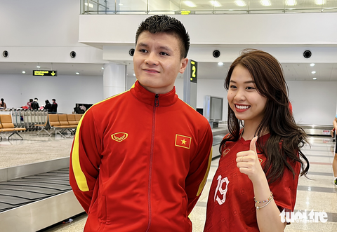 HLV Park Hang Seo về tới Nội Bài giữa tràn ngập yêu thương - Ảnh 7. HLV Park Hang Seo về tới Nội Bài giữa tràn ngập yêu thương - Ảnh 7.