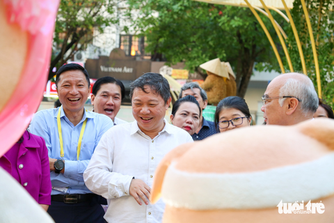 Đường hoa Nguyễn Huệ 2023: Tút lại mặt mũi linh vật mèo con mà ngó hơi già - Ảnh 2. Đường hoa Nguyễn Huệ 2023: Tút lại mặt mũi linh vật mèo con mà ngó hơi già - Ảnh 2.