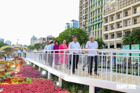 Đường hoa Nguyễn Huệ 2023: Tút lại mặt mũi linh vật mèo con mà ngó hơi già - Ảnh 3. Đường hoa Nguyễn Huệ 2023: Tút lại mặt mũi linh vật mèo con mà ngó hơi già - Ảnh 3.