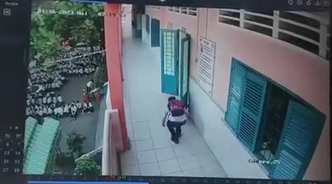 Cả trường đang đứng chào cờ, một ông lom khom chui vô lớp... trộm tiền - Ảnh 1. Cả trường đang đứng chào cờ, một ông lom khom chui vô lớp... trộm tiền - Ảnh 1.