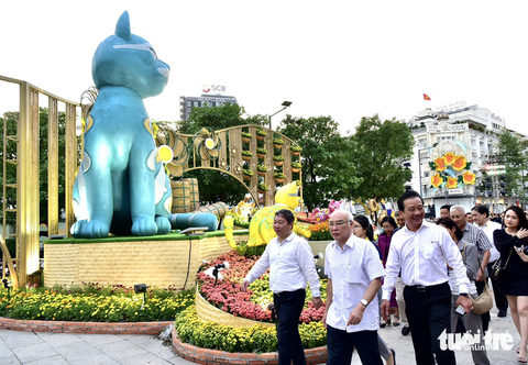 Đường hoa Nguyễn Huệ 2023: Tút lại mặt mũi linh vật mèo con mà ngó hơi già - Ảnh 1. Đường hoa Nguyễn Huệ 2023: Tút lại mặt mũi linh vật mèo con mà ngó hơi già - Ảnh 1.