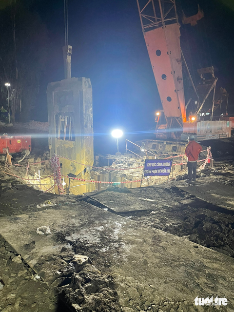 Vụ bé trai rơi vào ống bê tông: Lữ đoàn công binh 25 sẵn sàng rút hai ống bê tông còn lại - Ảnh 1. Vụ bé trai rơi vào ống bê tông: Lữ đoàn công binh 25 sẵn sàng rút hai ống bê tông còn lại - Ảnh 1.