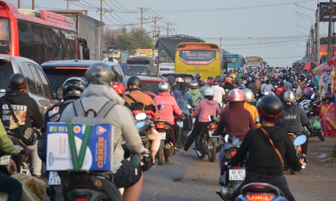 Dòng xe trường chinh dài cả ngàn cây số về quê ăn Tết - Ảnh 6. Dòng xe trường chinh dài cả ngàn cây số về quê ăn Tết - Ảnh 6.