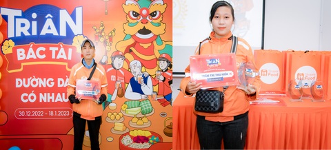 Hàng trăm giỏ quà trao tay đội ngũ tài xế trong dịp Tết Nguyên Đán - Ảnh 5. Hàng trăm giỏ quà trao tay đội ngũ tài xế trong dịp Tết Nguyên Đán - Ảnh 5.