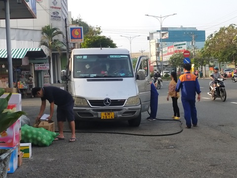 Xử lý xe khách đậu giữa đường đón khách - Ảnh 3. Xử lý xe khách đậu giữa đường đón khách - Ảnh 3.