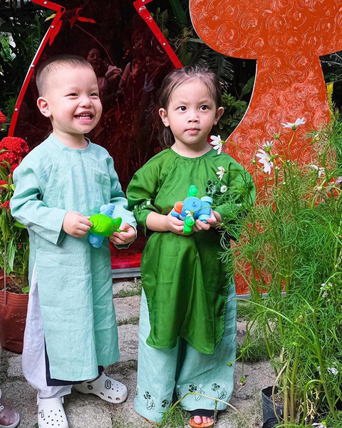Ảnh vui sao Việt 17-1: Hai con nhà Hồ Ngọc Hà diện áo dài du xuân - Ảnh 1. Ảnh vui sao Việt 17-1: Hai con nhà Hồ Ngọc Hà diện áo dài du xuân - Ảnh 1.