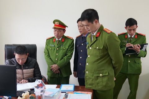 Khởi tố giám đốc cùng 9 thuộc cấp trung tâm đăng kiểm ở Hòa Bình - Ảnh 1. Khởi tố giám đốc cùng 9 thuộc cấp trung tâm đăng kiểm ở Hòa Bình - Ảnh 1.