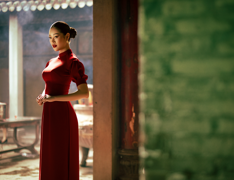 Hoa hậu Khánh Vân chúc Tết khán giả bằng bộ ảnh áo dài đỏ thắm - Ảnh 4. Hoa hậu Khánh Vân chúc Tết khán giả bằng bộ ảnh áo dài đỏ thắm - Ảnh 4.