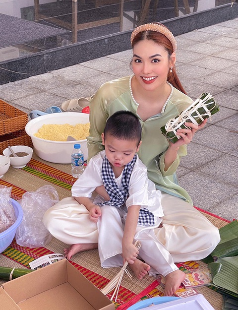 Ảnh vui sao Việt 17-1: Hai con nhà Hồ Ngọc Hà diện áo dài du xuân - Ảnh 3. Ảnh vui sao Việt 17-1: Hai con nhà Hồ Ngọc Hà diện áo dài du xuân - Ảnh 3.