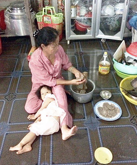 Về ăn cá mòi, con ơi! - Ảnh 1. Về ăn cá mòi, con ơi! - Ảnh 1.