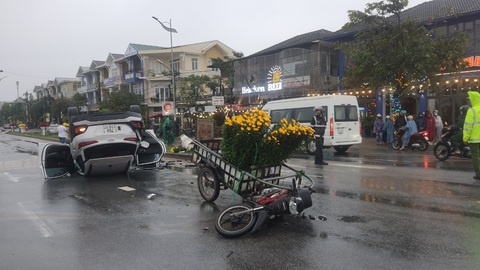 Xe hơi phơi bụng sau khi tông ụ bê tông và xe máy kéo cộ hoa Tết - Ảnh 3. Xe hơi phơi bụng sau khi tông ụ bê tông và xe máy kéo cộ hoa Tết - Ảnh 3.