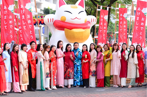 Xuân về rực rỡ bên khu Hồ Bán Nguyệt - Ảnh 1. Xuân về rực rỡ bên khu Hồ Bán Nguyệt - Ảnh 1.