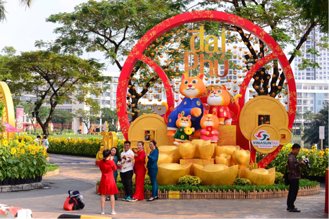 Xuân về rực rỡ bên khu Hồ Bán Nguyệt - Ảnh 4. Xuân về rực rỡ bên khu Hồ Bán Nguyệt - Ảnh 4.