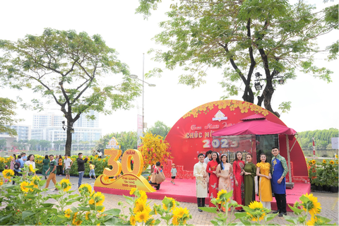 Xuân về rực rỡ bên khu Hồ Bán Nguyệt - Ảnh 6. Xuân về rực rỡ bên khu Hồ Bán Nguyệt - Ảnh 6.