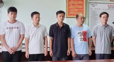Bị can Trần Kỳ Hình (bìa phải) cùng các bị can khác nghe đọc lệnh bắt - Ảnh: Công an cung cấp Bị can Trần Kỳ Hình (bìa phải) cùng các bị can khác nghe đọc lệnh bắt - Ảnh: Công an cung cấp