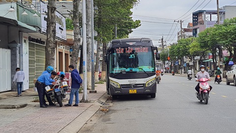 Xử lý xe khách đậu giữa đường đón khách - Ảnh 1. Xử lý xe khách đậu giữa đường đón khách - Ảnh 1.