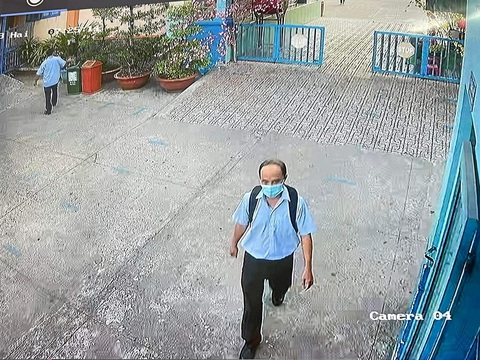 Cả trường đang đứng chào cờ, một ông lom khom chui vô lớp... trộm tiền - Ảnh 2. Cả trường đang đứng chào cờ, một ông lom khom chui vô lớp... trộm tiền - Ảnh 2.