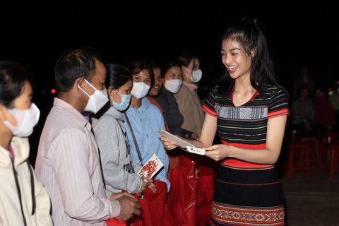 Bảo Ngọc, Thanh Thủy, Thiên Ân, Đỗ Hà mang Tết hạnh phúc cho người khó khăn - Ảnh 7. Bảo Ngọc, Thanh Thủy, Thiên Ân, Đỗ Hà mang Tết hạnh phúc cho người khó khăn - Ảnh 7.