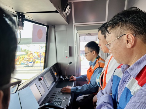 Ngày 27 Tết vẫn còn chạy thử nghiệm tàu metro số 1 - Ảnh 1. Ngày 27 Tết vẫn còn chạy thử nghiệm tàu metro số 1 - Ảnh 1.