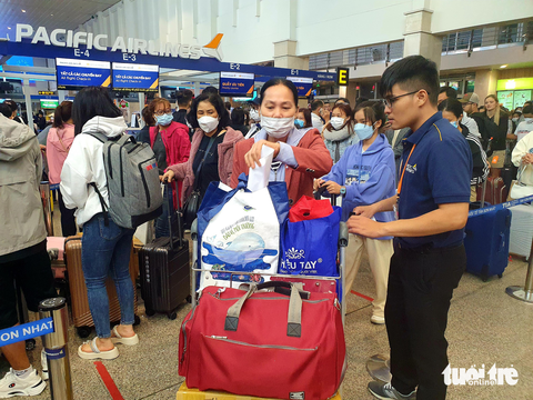 Khu soi chiếu an ninh Tân Sơn Nhất bất ngờ... bớt kẹt - Ảnh 2. Khu soi chiếu an ninh Tân Sơn Nhất bất ngờ... bớt kẹt - Ảnh 2.