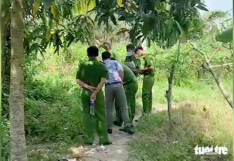 Bênh vực mẹ, con trai bị cha ruột đâm tử vong - Ảnh 2. Bênh vực mẹ, con trai bị cha ruột đâm tử vong - Ảnh 2.